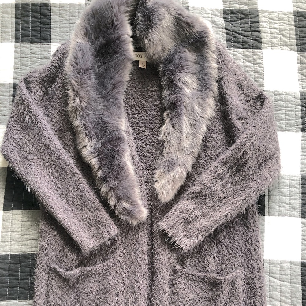 Knit cardigan with faux fur around the collar.